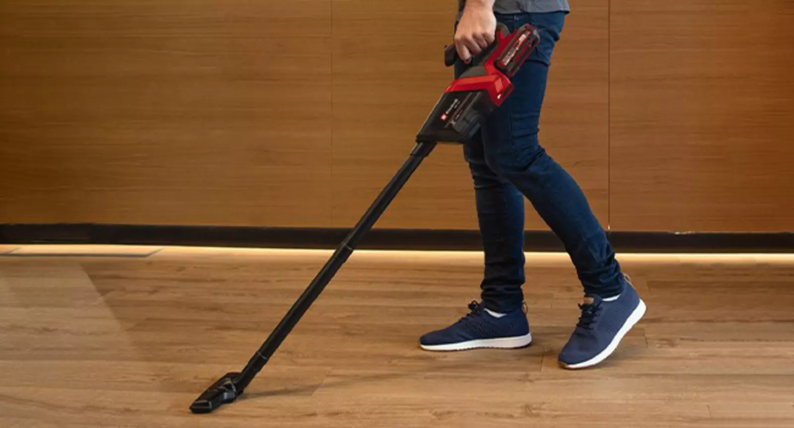 Використання пилососа Einhell TE-HV 18/06 Li-Solo як підлогового з трубами та підлоговою насадкою