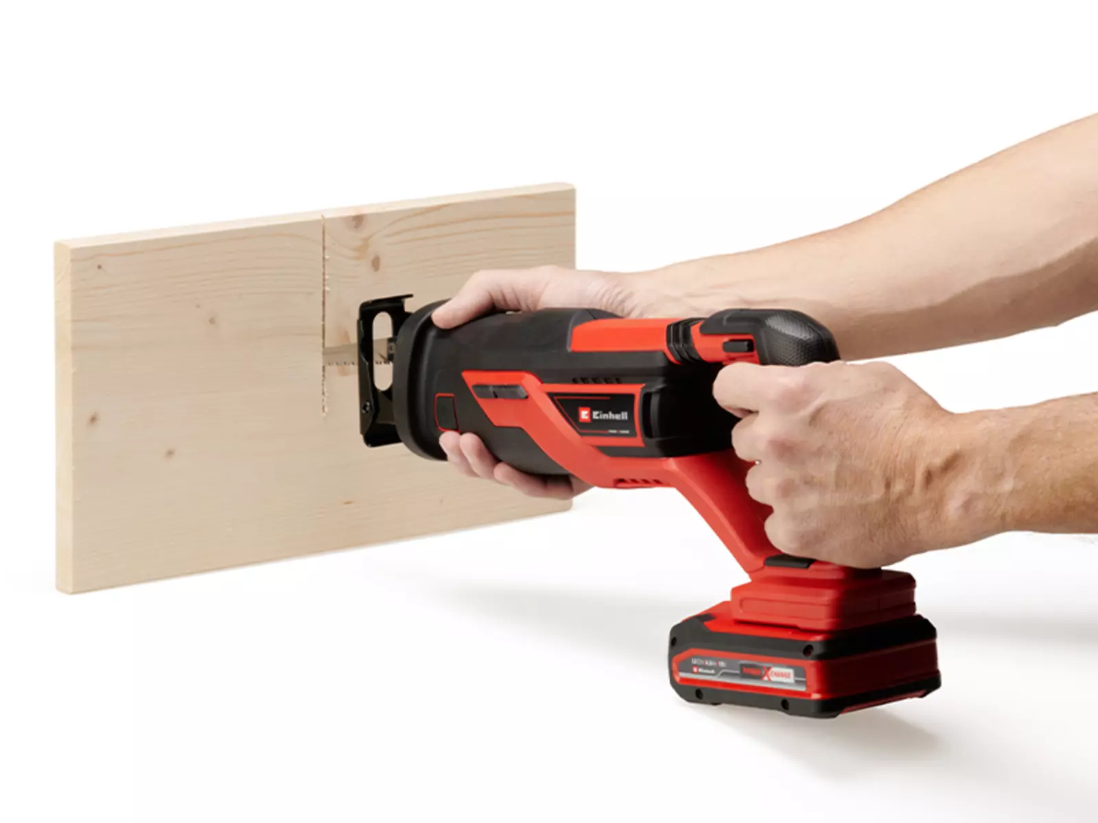 Сабельная пила Einhell TE-AP 18/26 Li-Solo режет деревянную доску