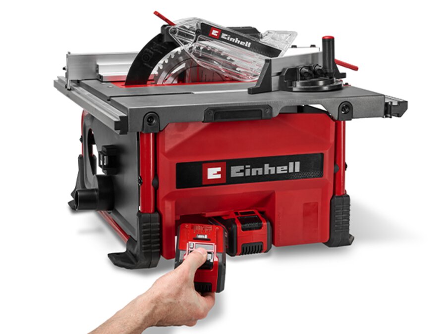 Два акумулятори Power X-Change 18 В у настільній пилі Einhell TE-TS 36/8 T Li-Solo