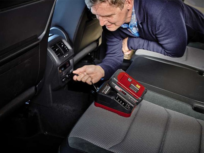 Автомобільний зарядний пристрій Einhell Power X-Car Charger 3A (4512113) Автомобільний зарядний пристрій Einhell Power X-Car Charger 3A (4512113)