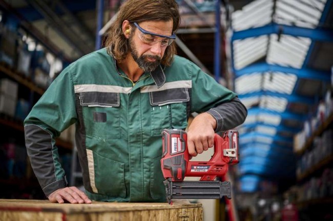 Набор степлер для гвоздей аккумуляторный FIXETTO 18/50 N + зарядное устройство и аккумулятор 18V 4,0 Ah (4257795,4512042) Набор степлер для гвоздей аккумуляторный FIXETTO 18/50 N + зарядное устройство и аккумулятор 18V 4,0 Ah (4257795,4512042)