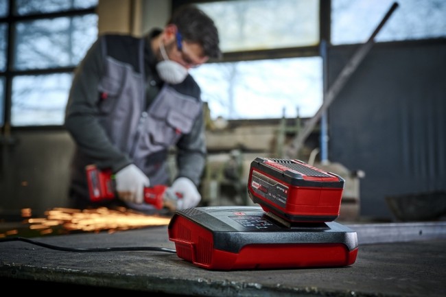 Ускоренное зарядное устройство Einhell PXC Boostcharger 8A (4512155) Ускоренное зарядное устройство Einhell PXC Boostcharger 8A (4512155)