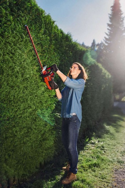 Cordless_Hedge_Trimmer_3410920_ARCURRA_Lifestage2_small5r.jpg